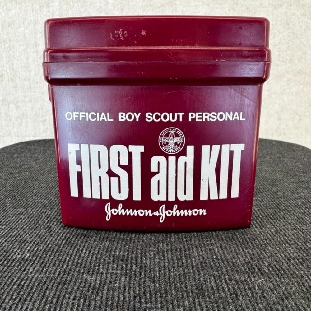 Vintage Johnson & Johnson Official Boy Scout Personal First Aid Kit Maroon Case - Picture 2 of 9